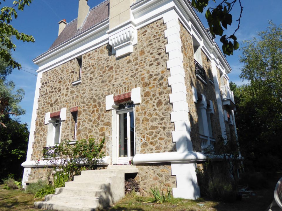 Façade du Roy avec des pierres apparentes et des détails architecturaux.