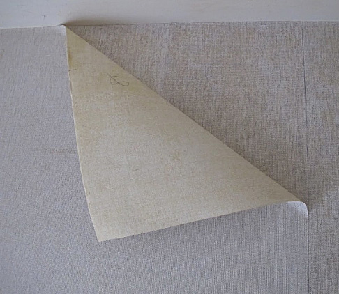 Décollage du papier peint (surtout au niveau du sol)