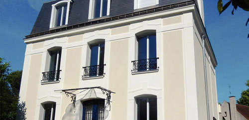 Façade du Roy avec fenêtres et balcons en fer forgé.