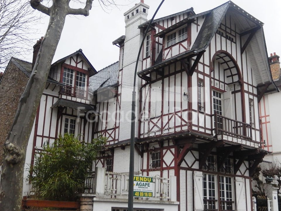 Façade du Roy avec architecture en colombages et détails décoratifs.