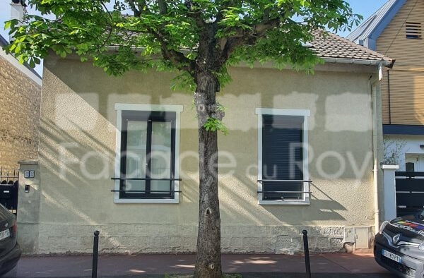 Façade du Roy avec deux fenêtres et un arbre devant.
