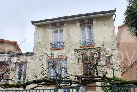 Façade du Roy avec balcons et détails architecturaux en briques rouges.