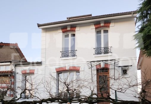 Façade du Roy avec deux fenêtres et balcons en fer forgé.