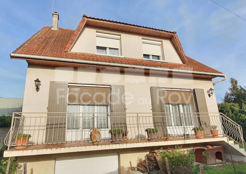 Façade du Roy avec balcon et volets, toiture en tuiles.
