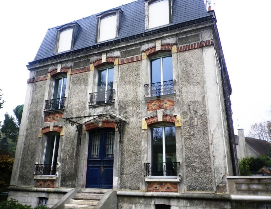 Façade du Roy avec balcons et portes d'entrée en bois bleues.