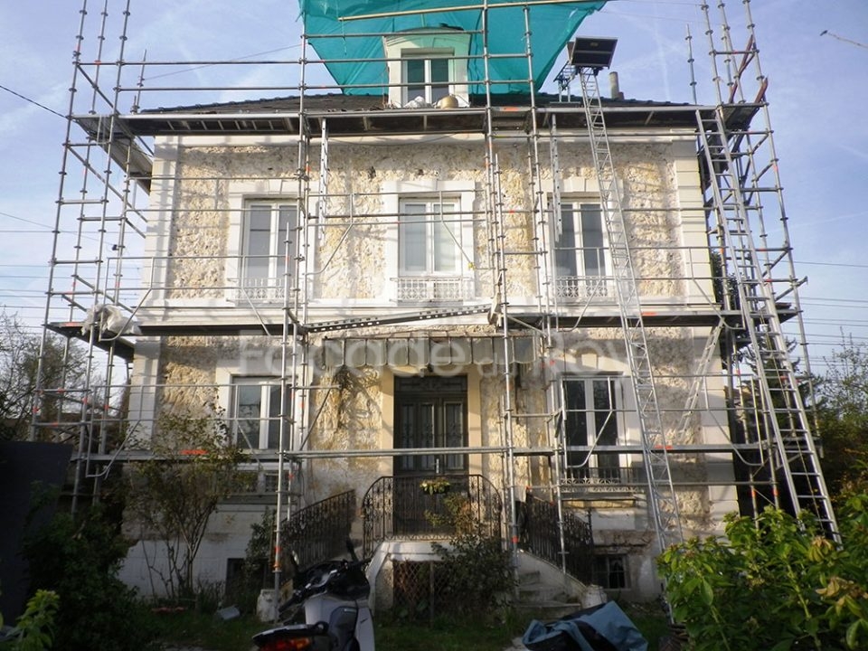 Façade du Roy avec échafaudage et travaux de rénovation en cours.