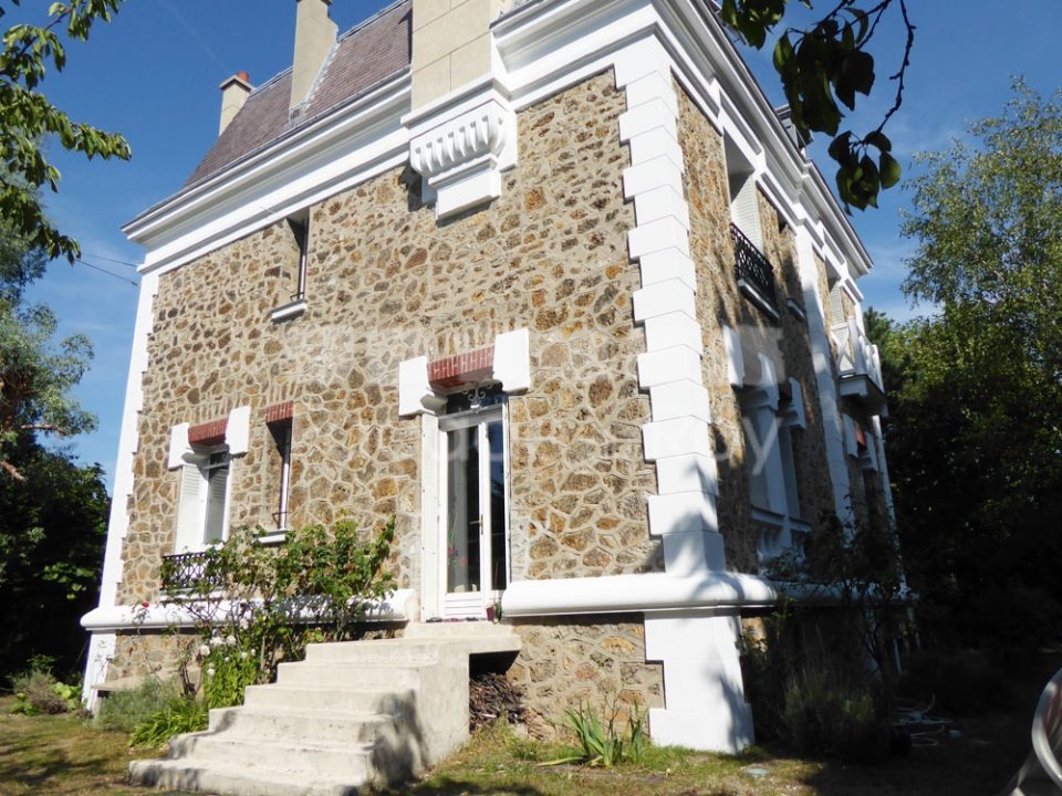 Façade du Roy avec des pierres apparentes et des détails architecturaux.