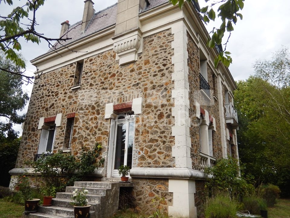 Façade du Roy avec des murs en pierre et des fenêtres décoratives.