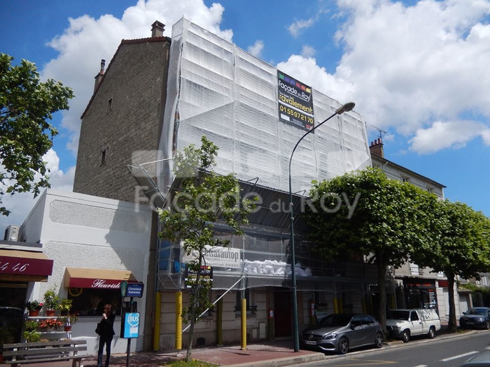 Façade du Roy avec échafaudage et panneau de travaux.