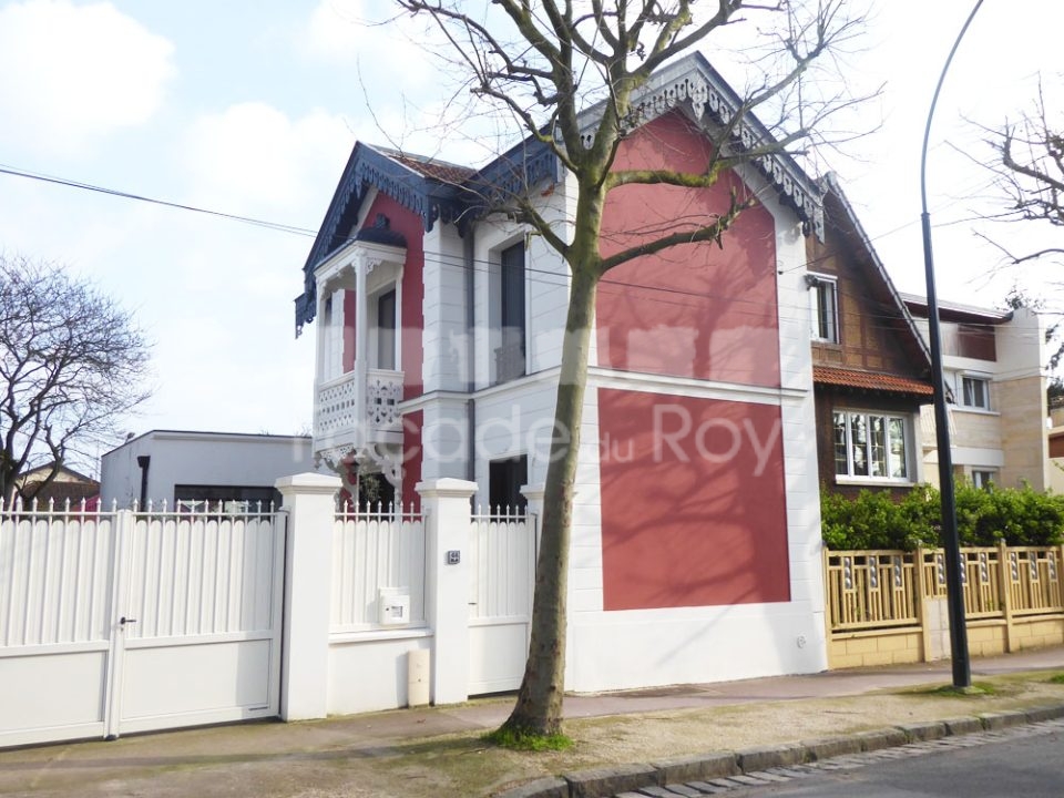 Façade du Roy avec un design architectural distinct et coloré.