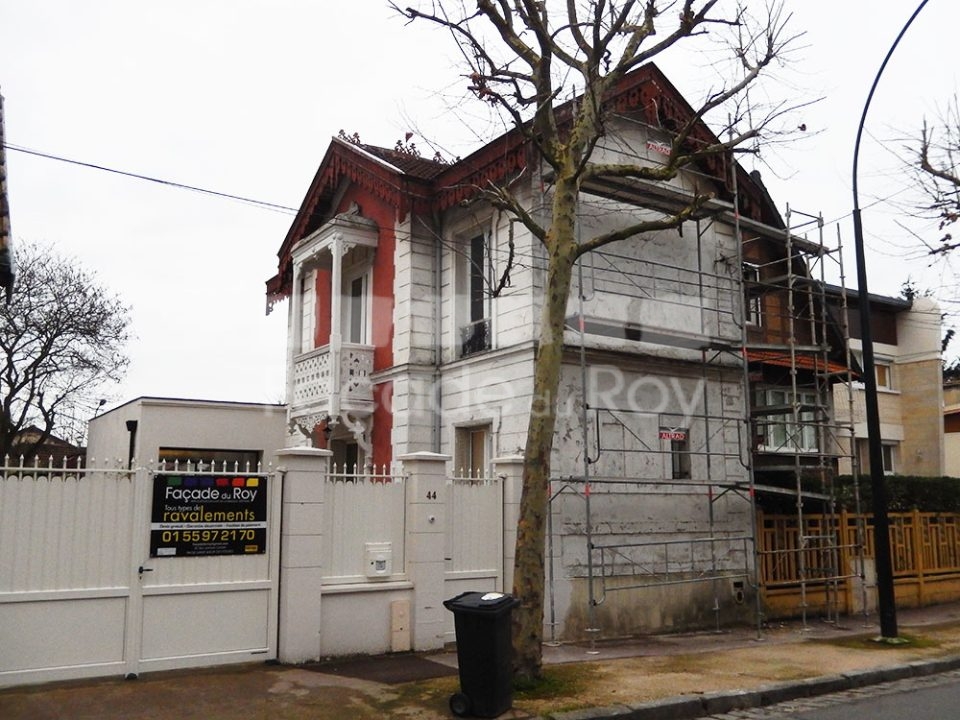 Façade du Roy, maison avec échafaudage et panneaux de rénovation visibles.