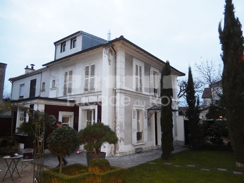 Façade du Roy, maison avec volets et jardins bien entretenus.