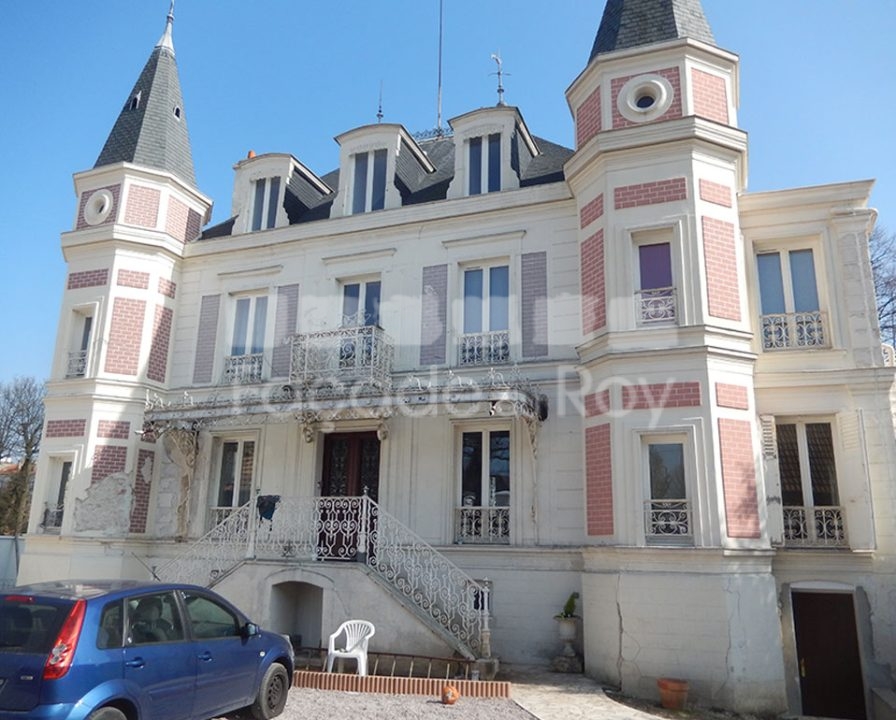 Façade du Roy avec balcons et détails architecturaux distinctifs.