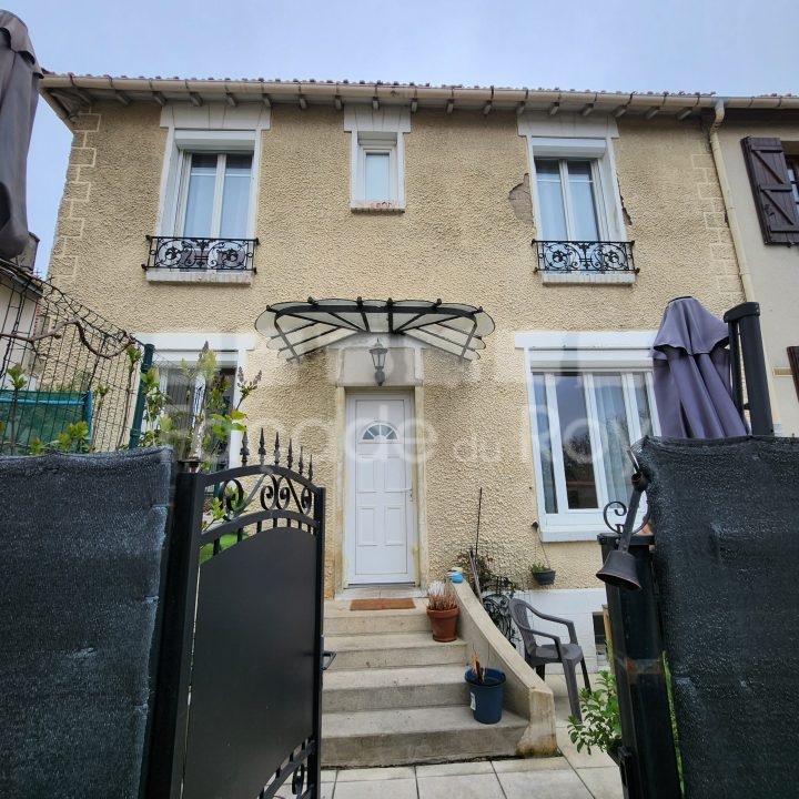 Façade du Roy avec porte d'entrée et fenêtres décorées de balcons.