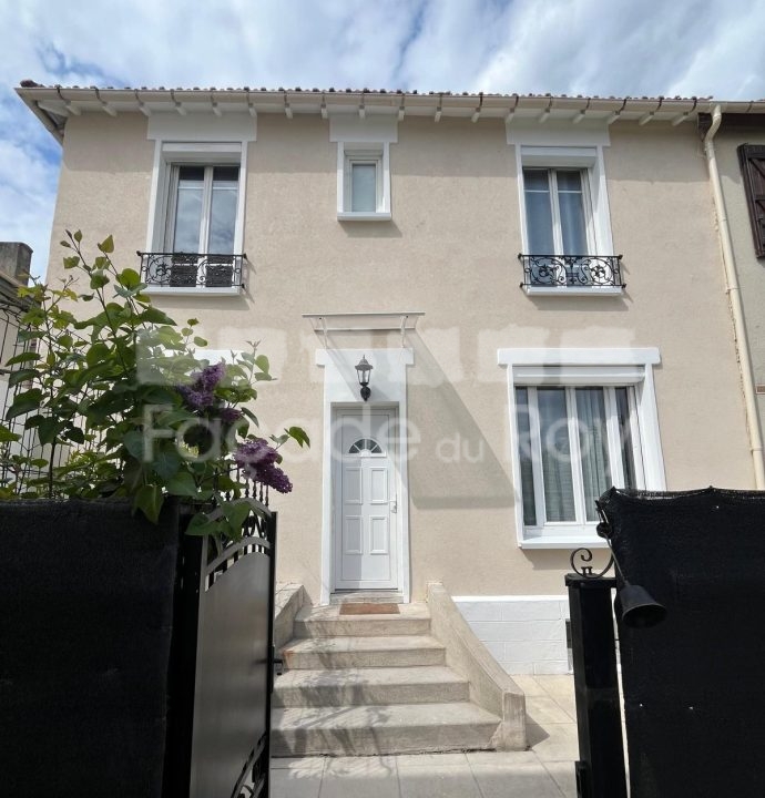Façade du Roy avec porte blanche et balcons en fer forgé.