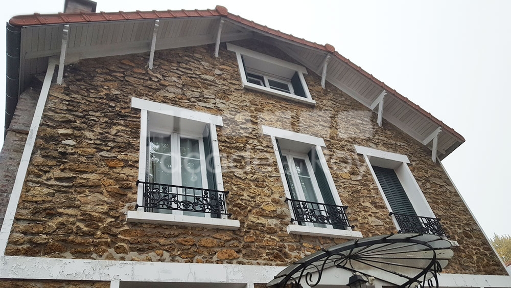 Façade du Roy avec fenêtres et balcons en fer forgé.