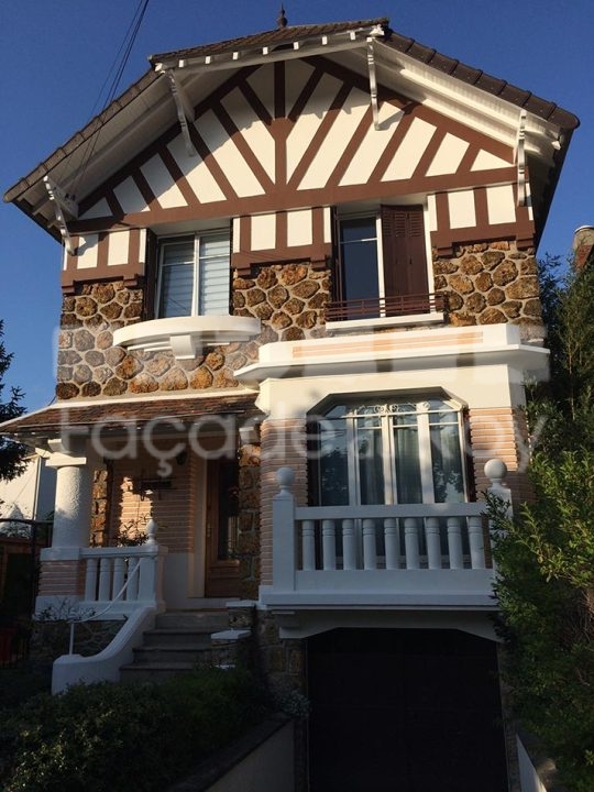 Façade du Roy, maison avec pierres et boiseries décoratives.
