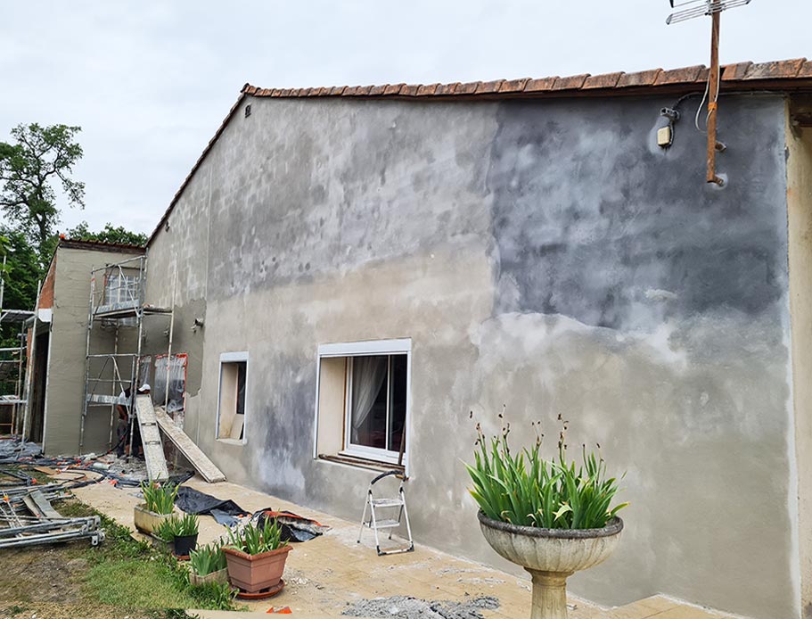 Façade du Roy avec échafaudage et travaux de rénovation en cours.
