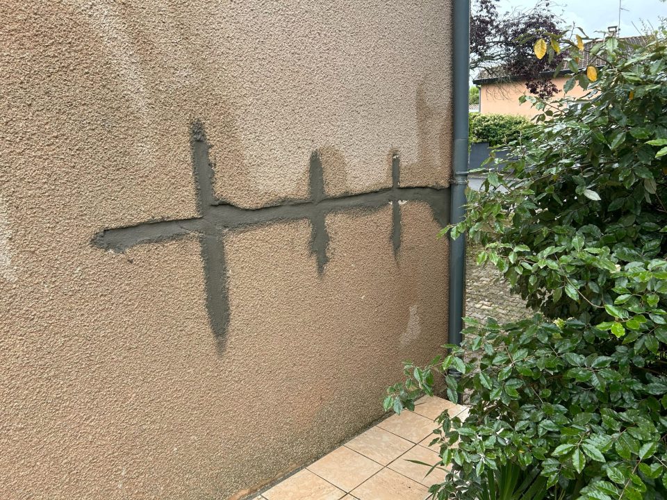 Réparation sur la façade du Roy avec traces de plâtre.
